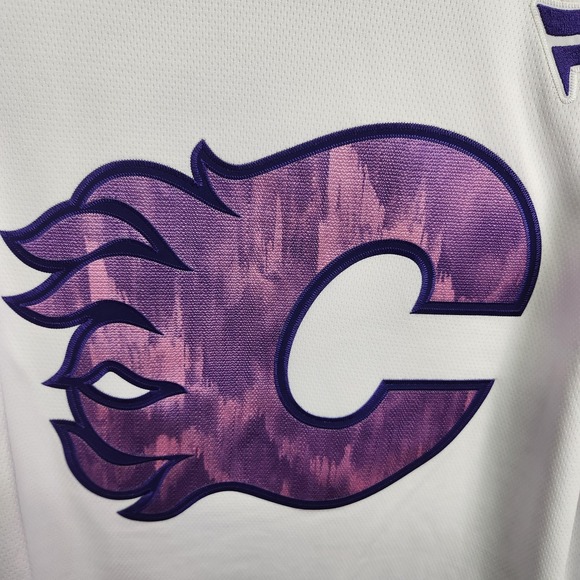 Calgary Flames Hockey Fights Cancer  2024‎ Jersey Mens Medium NHL MSRP $129.99 - Picture 2 of 12